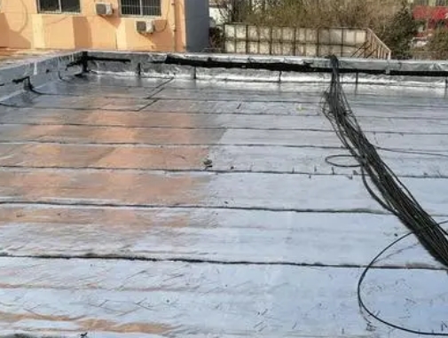 天水市卫生间漏水维修公司分享下天水市屋面楼顶防水刚性防水层施工要点。